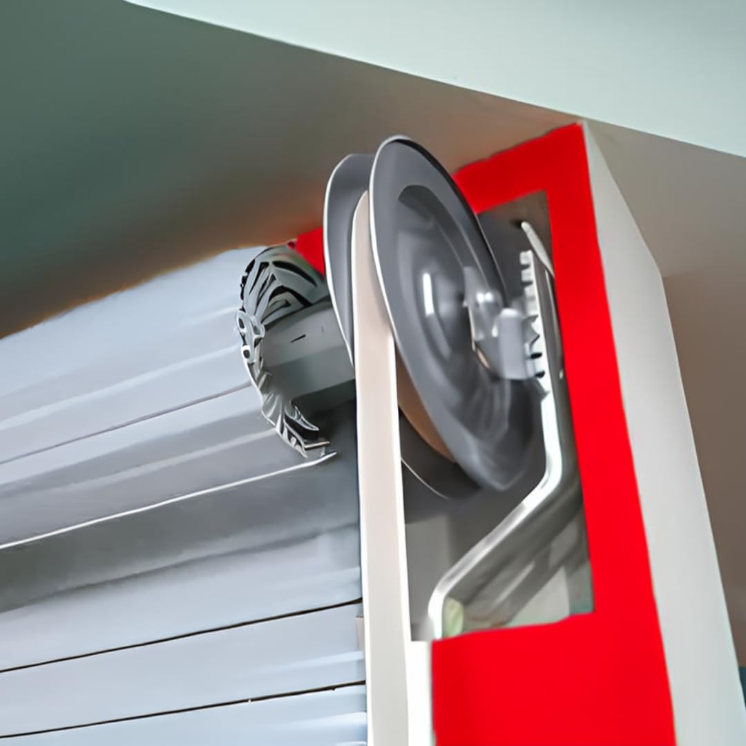 Rolluik herstellen in Nieuwpoort — technicus herstelt elektrisch rolluik aan een appartementsgebouw